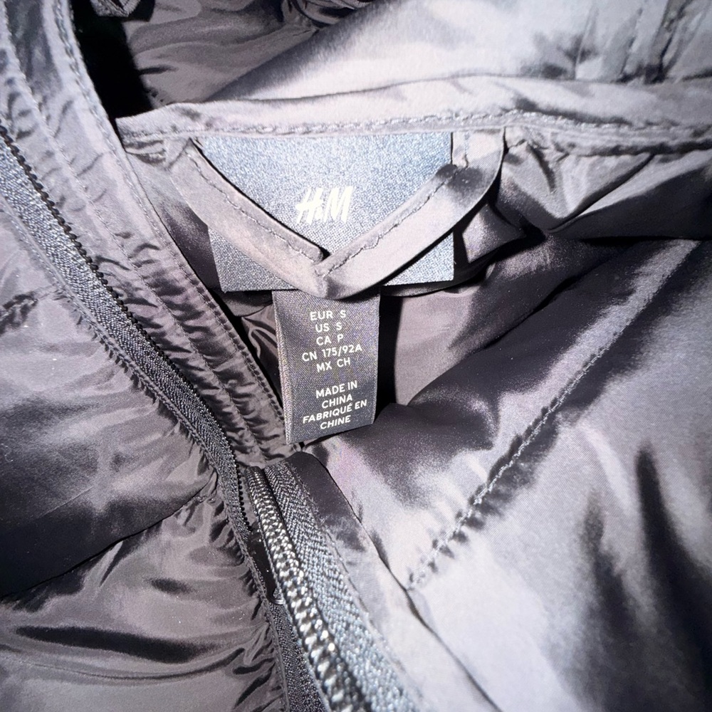 H&M Sleeveless Puffer Vest with Hood in black - Picture 3 of 3